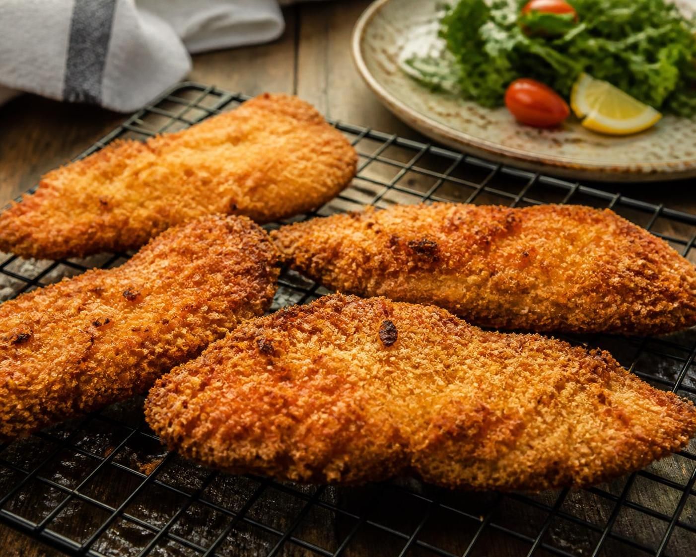 découvrez comment paner du poulet facilement, avec ou sans œuf, et maîtrisez la cuisson au four ou à la poêle pour un résultat croustillant et savoureux.