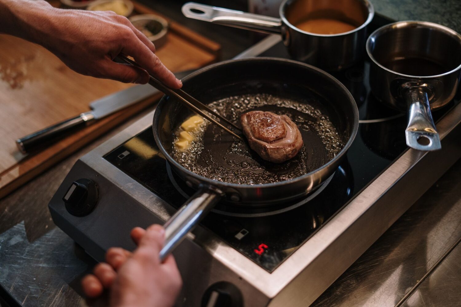 Cuire un magret de canard à la poêle : temps, température et cuisson saignante